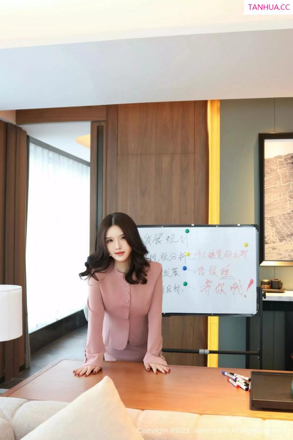   [XiuRen]高清写真图 2025.03.14 No.10020 小薯条nienie 丝袜美腿第37张图片